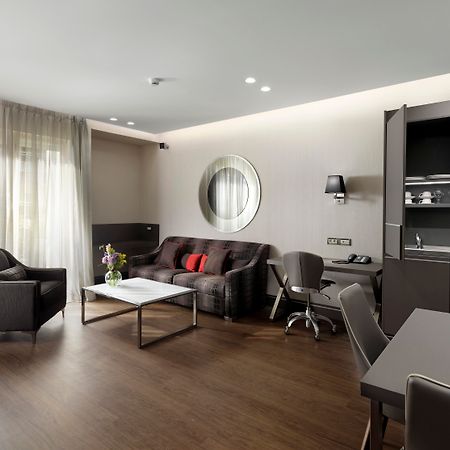 Holiday Suites Атина Екстериор снимка