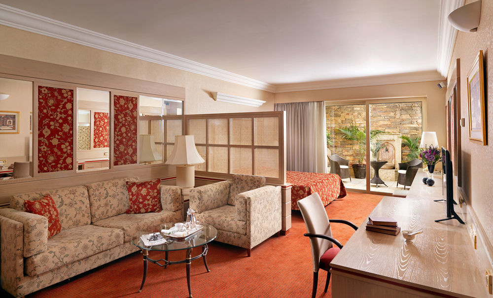 Holiday Suites Атина Екстериор снимка