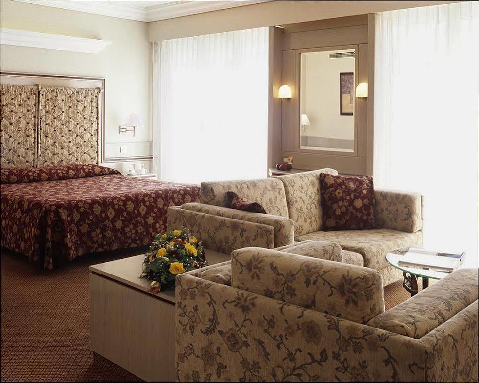 Holiday Suites Атина Екстериор снимка