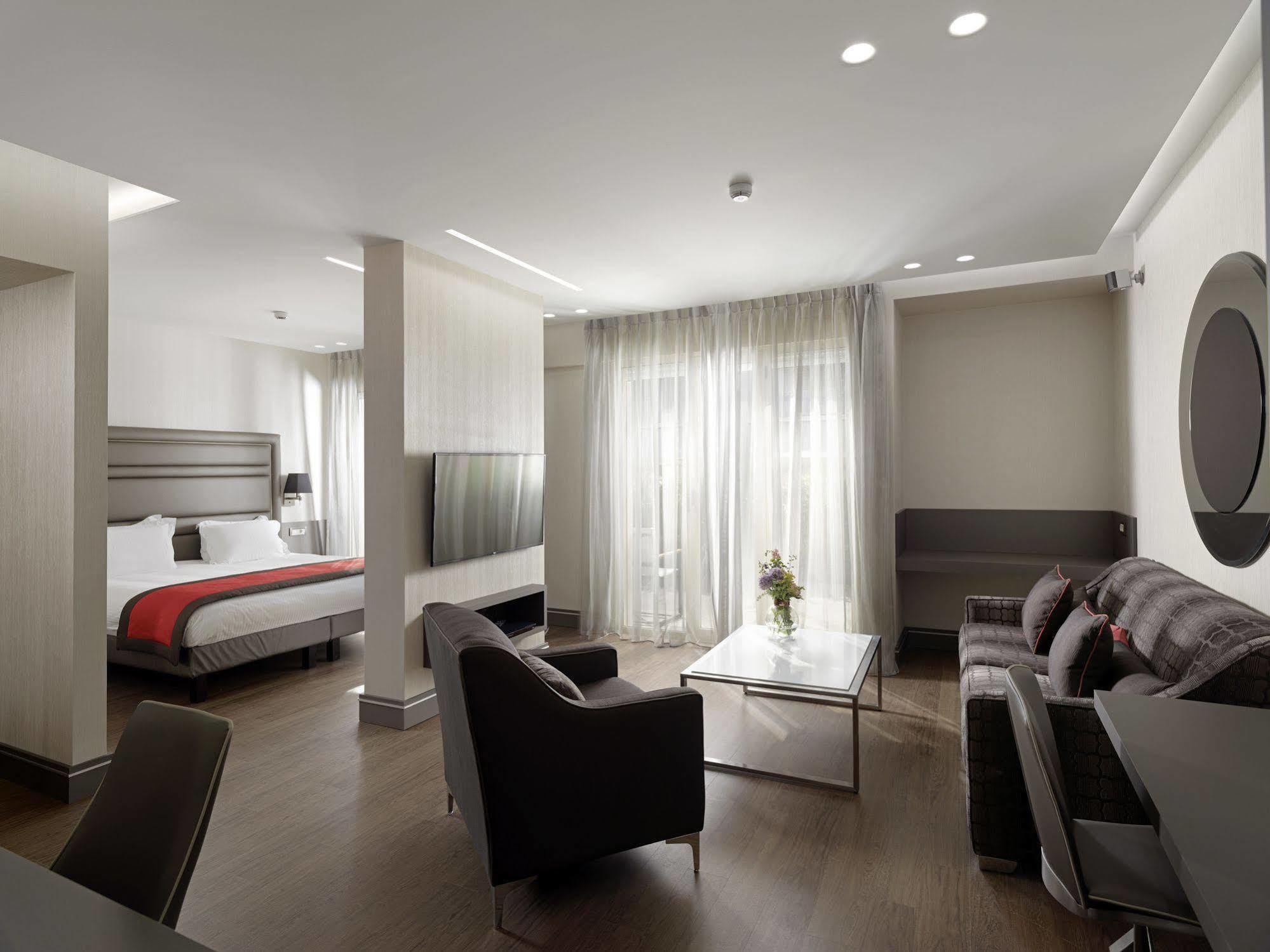 Holiday Suites Атина Екстериор снимка
