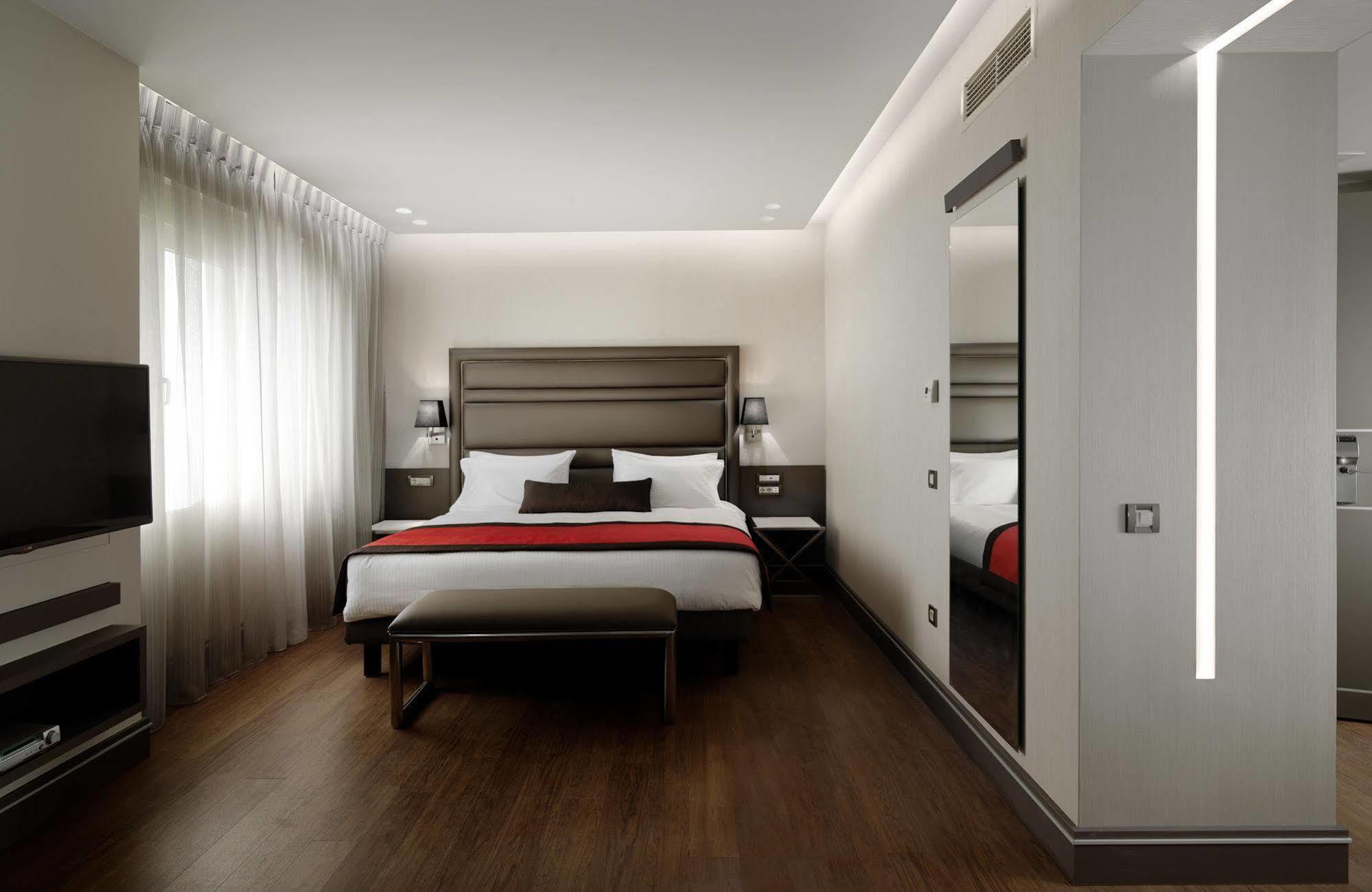 Holiday Suites Атина Екстериор снимка