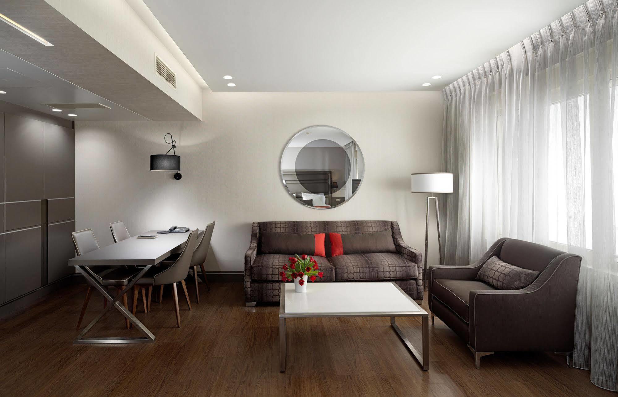 Holiday Suites Атина Екстериор снимка
