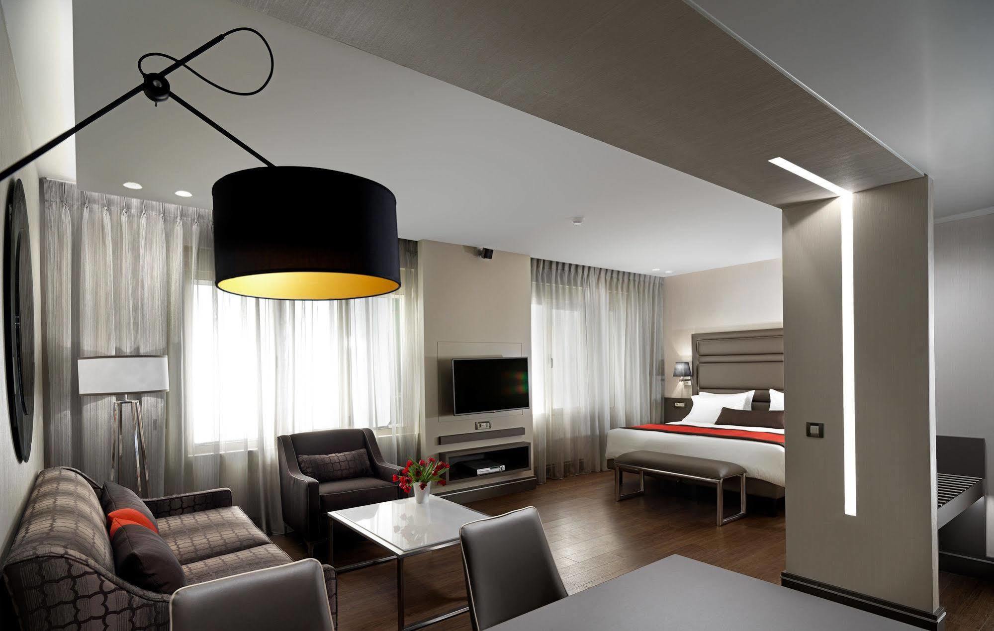 Holiday Suites Атина Екстериор снимка