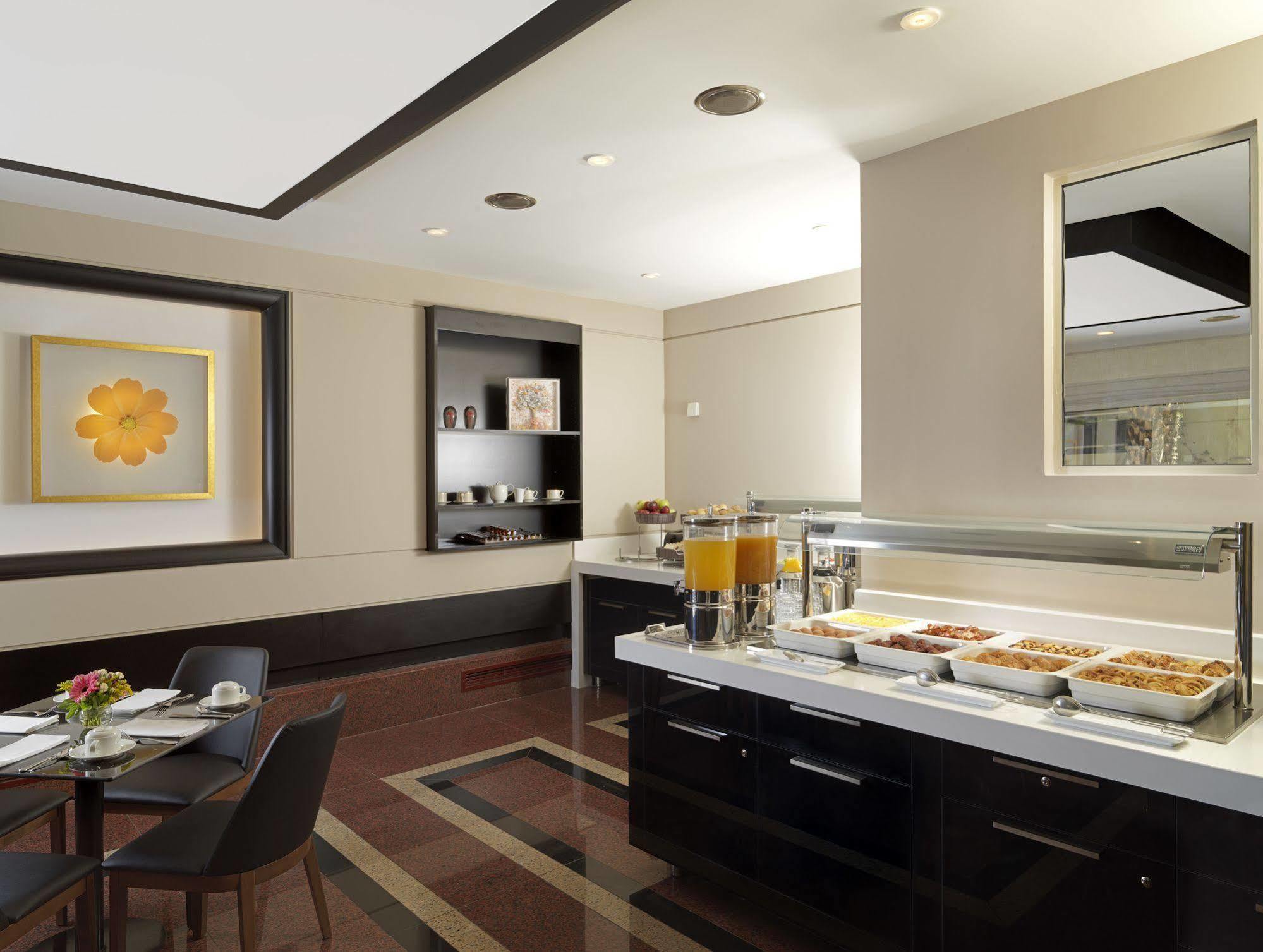 Holiday Suites Атина Екстериор снимка