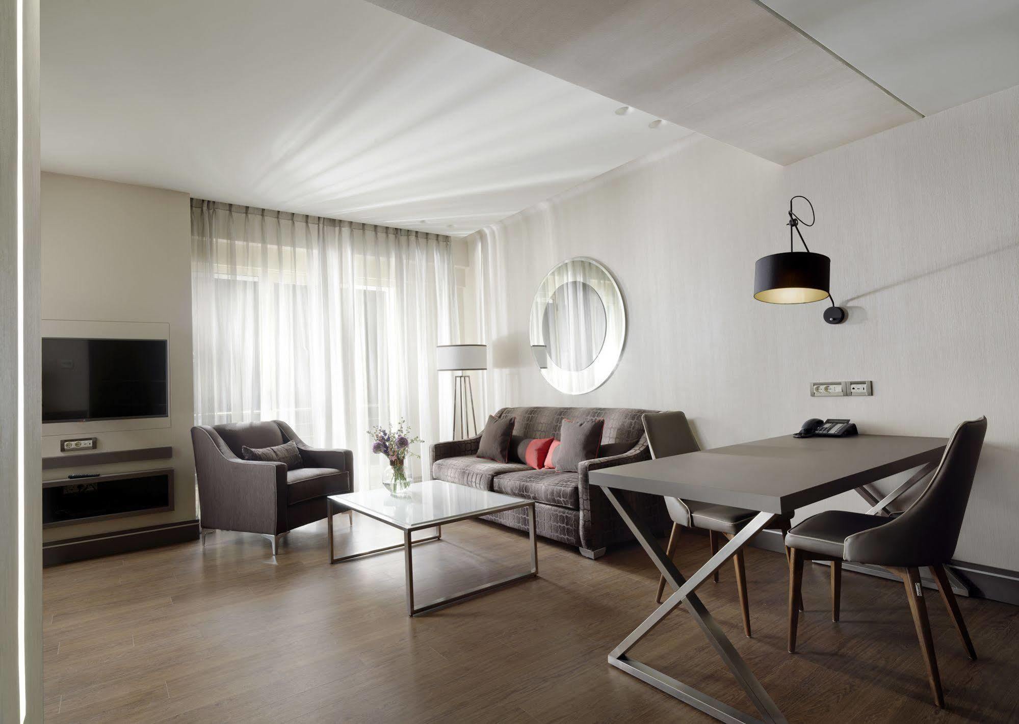 Holiday Suites Атина Екстериор снимка